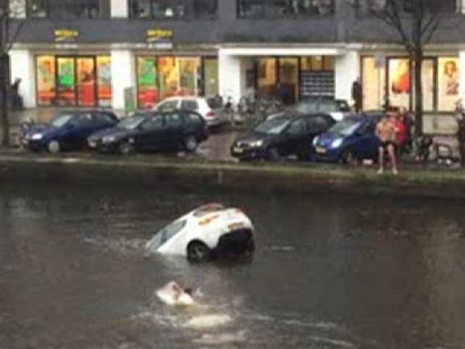 Амстердам: Аутомобил који тоне - Фото: Screenshot