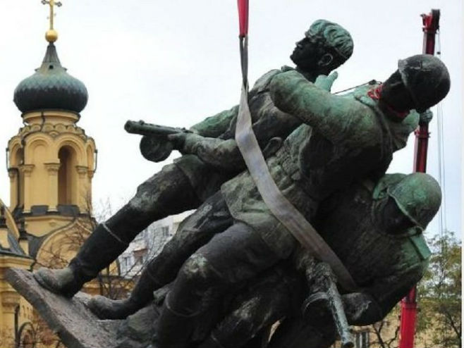 Уклањање споменика у Варшави (Фото: ombudskid.livejournal.com) - 