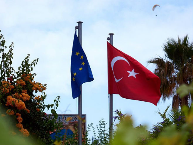 Заставе ЕУ и Турске (фото: © Sputnik/Алексеј Даничев) - 