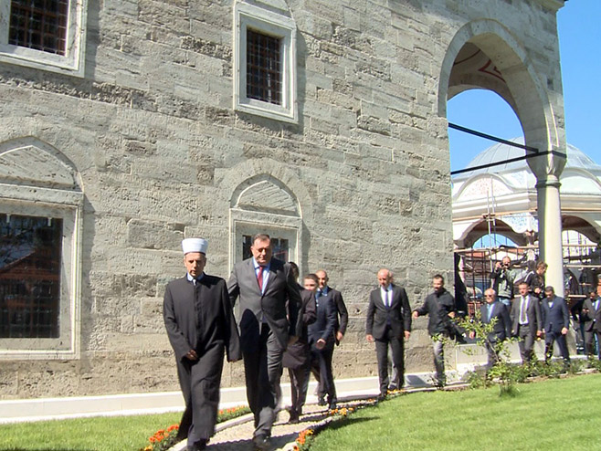 Милорад Додик у посјети обновљеној Ферхат-пашиној џамији - Фото: РТРС