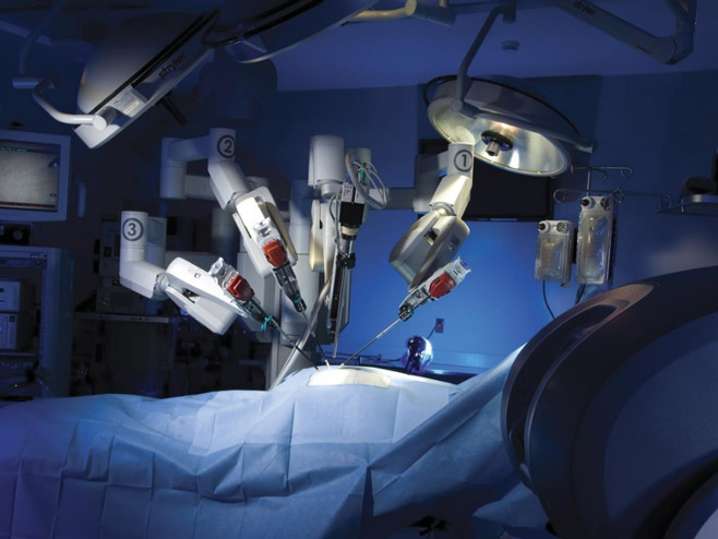 Роботи као хирурги (Фото: mercatornet.com) - 