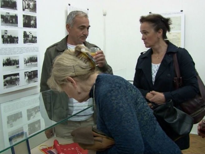 Приједор: Отворена изложба "Козара, споменик слободе" - Фото: РТРС