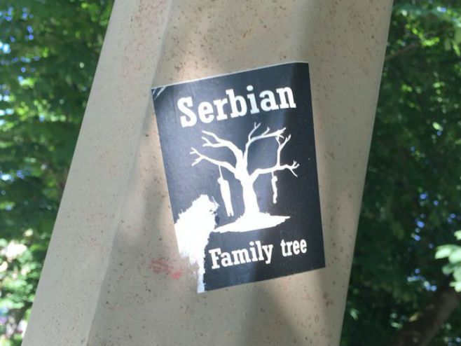Антисрпска наљепница на бандери испред вртића у Загребу (Фото: Твитер @lilyslynch) - 