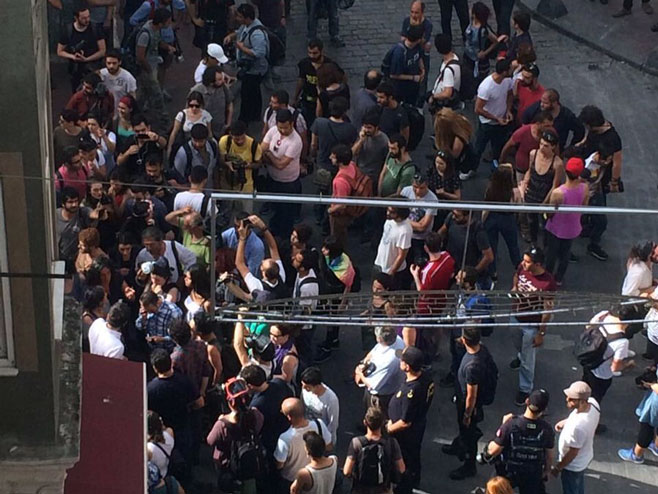 Истанбул- Сузавцем на геј параду (Фото: Twitter) - 