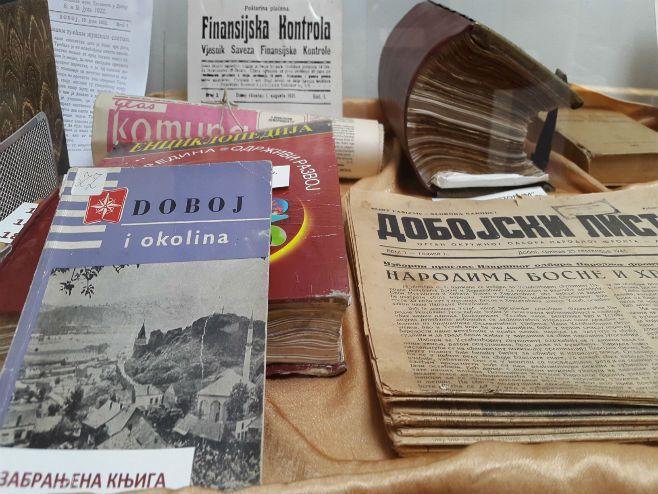 Добој- Изложба поводом 70 година Народне библиотеке - Фото: СРНА
