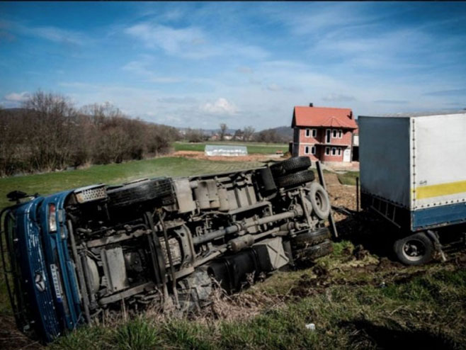 Србија - преврнуо се камион пун избјеглица   (Фото:nezavisne-com) - 