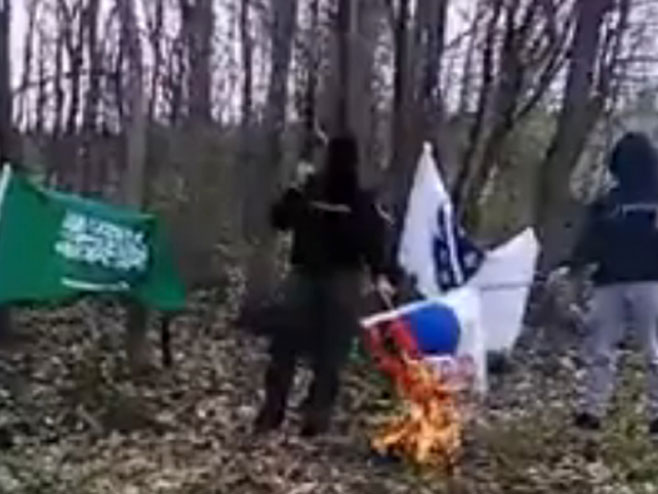Исламисти пале српске заставе - Фото: Screenshot
