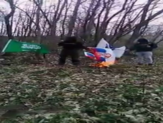 исламисти пале заставе Србије - Фото: Screenshot