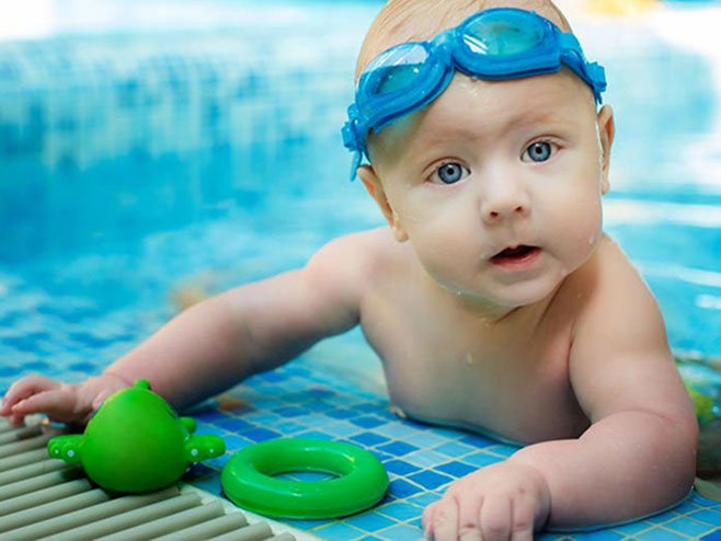 Нова мода: Курс пливања за бебе - Фото: РТС