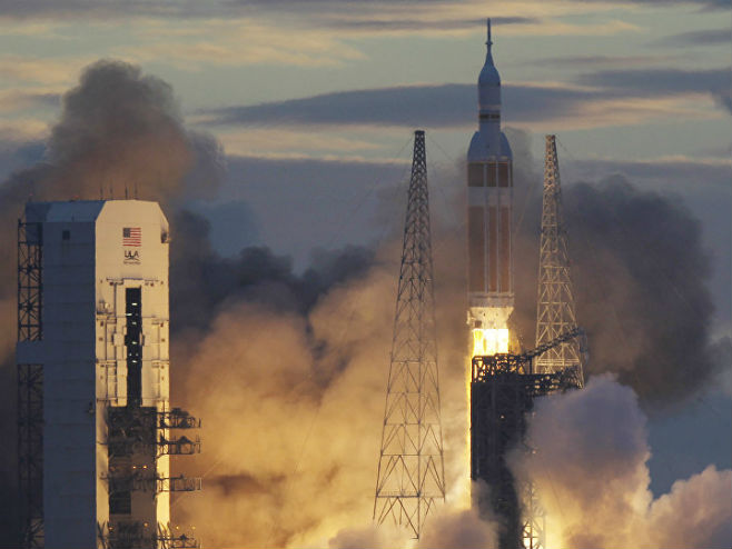 Лансирана ракета са сателитима за праћење (Фото: AP Photo/ Marta Lavandier) - 