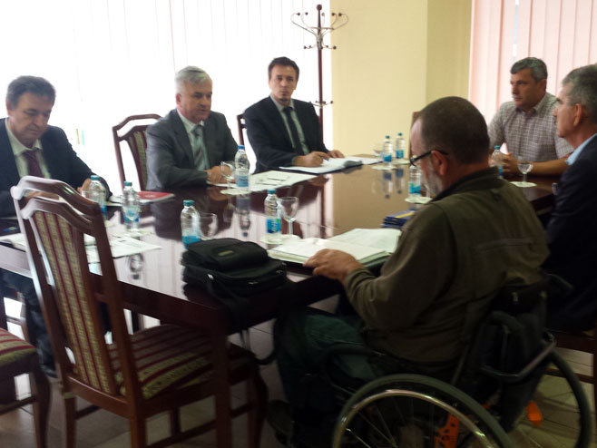Недељко Чубриловић са представницима Координационог одбора инвалидских организација РС - Фото: РТРС