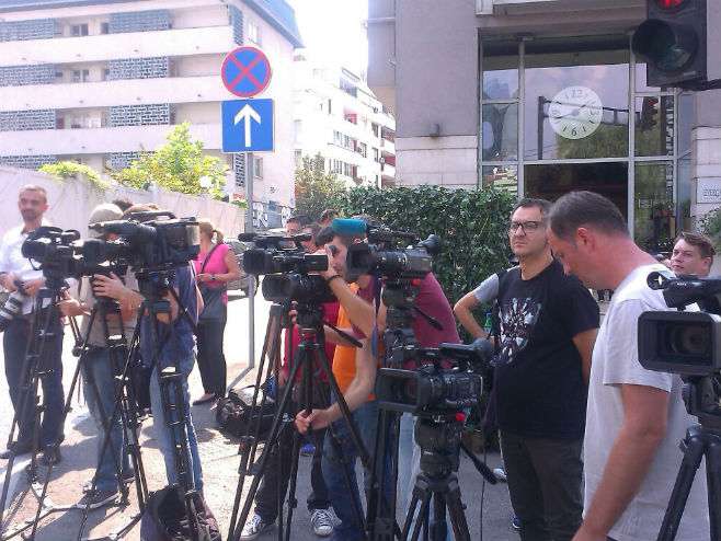 Novinarske ekipe ispred OHR-a (foto: RTRS)