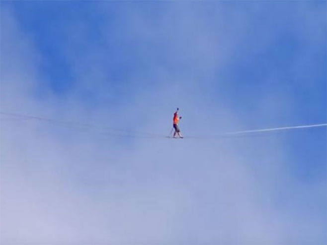 Прошетао један километар жицом на висини од 244 метра - Фото: Screenshot/YouTube