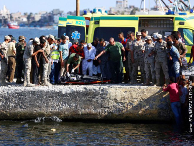 Хитна помоћ помаже мигрантима који су преживели бродолом - Фото: РТС