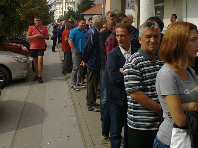 Ред пред гласачким мјестом у Новом Саду - Фото: СРНА