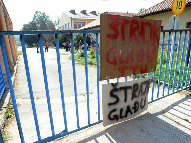 Радници Творнице транспортних уређаја у Тузли ступили у штрајк глађу - Фото: klix.ba
