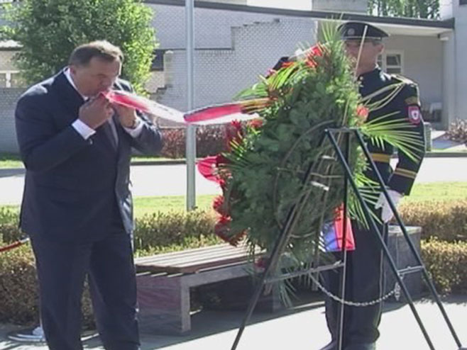 Предсједник Додик положио вијенац на споменик Милану Јелићу - Фото: РТРС