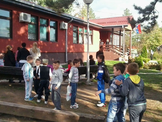 Школа из Сирче има дугу традицију - Фото: Novosti.rs