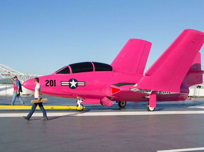 Офарбали авион у розе боју у знак борбе против рака - Фото: klix.ba