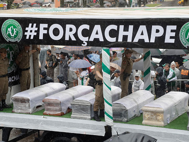 Бразил: Киша и сузе испраћају фудбалере - Фото: AFP