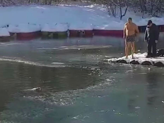 Мушкарац скочио у залеђено језеро и спасио пса - Фото: Screenshot/YouTube