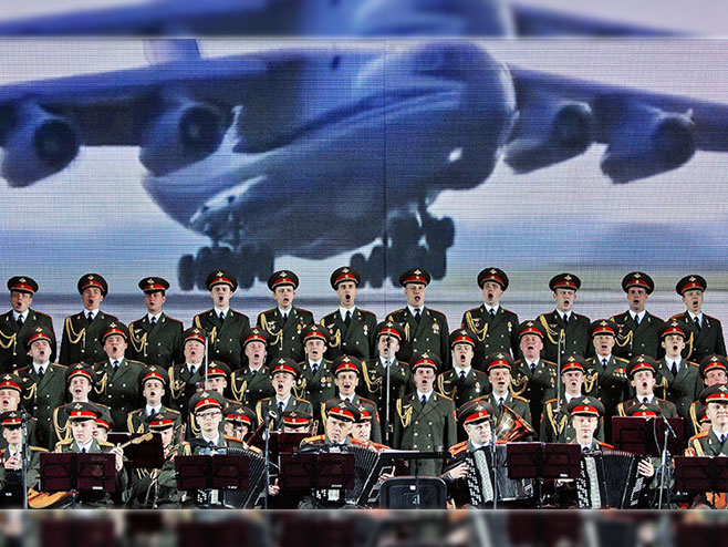 Pripadnici ruske vojske i članovi vojnog hora i plesne grupe "Aleksandrov" (Foto: Viktor Tolochko/Sputnik)