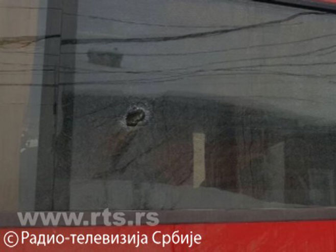 У Ђаковици нападнут аутобус са расељеним Србима - Фото: РТС