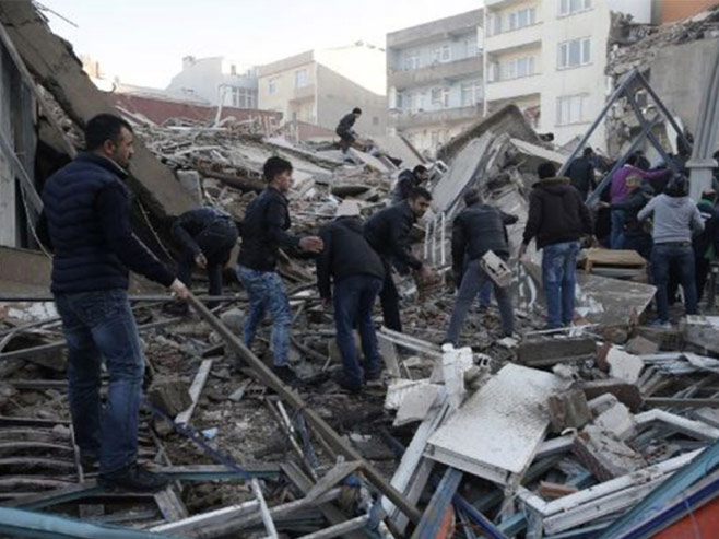 Истанбул - срушила се зграда - Фото: Screenshot/YouTube