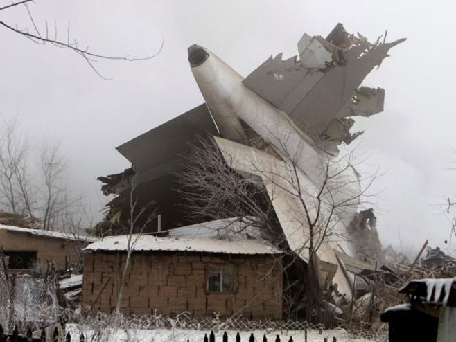 Киргистан - срушио се авион (Фото: Twitter) - 