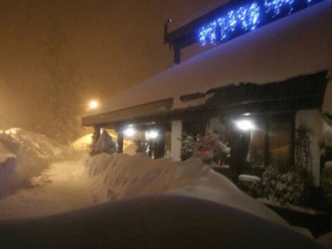 Италија: Сњежна лавина обрушила се на хотел (фото: twitter.com) - 