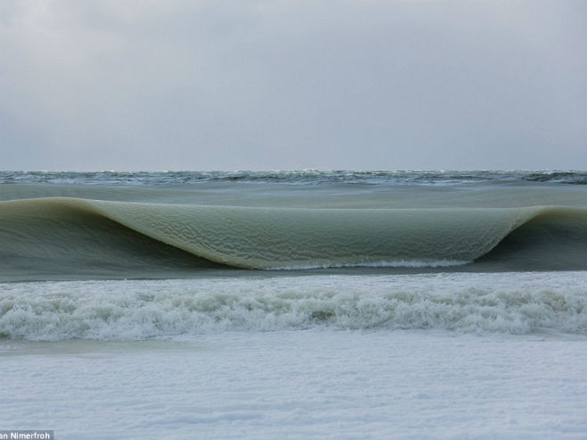 Залеђени таласи океана у Масачусетсу (Фото:  Jonathan Nimerfroh) - 