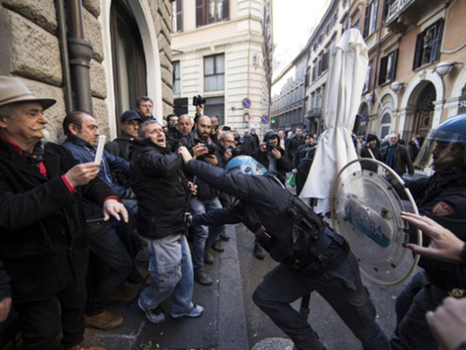 Сукоб таксиста и полицајаца на протесту у Риму - Фото: РТС