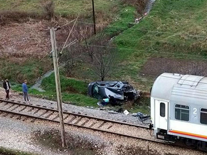 Бар: Воз ударио у аутомобил (Фото: Vijesti.me) - 