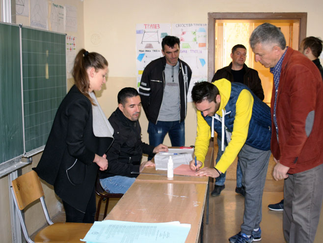 Приштина - гласање - Фото: Сенссервис