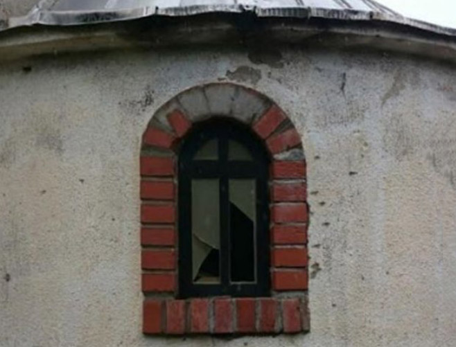 Вандали разбили стакла на цркви код Урошевца (Фото: Епархија рашко-призренска и косовско-метохијска) - 