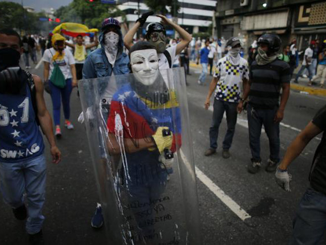 Каракас - протести - Фото: ТАНЈУГ