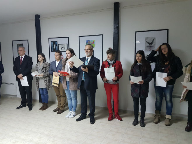 Изложба ученичких радова о страдању у Јасеновцу - Фото: СРНА