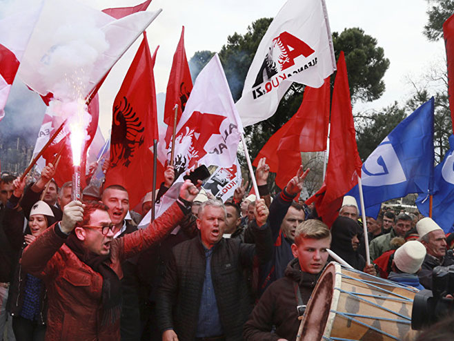 Опозиција блокирала путеве у Албанији (фото:Photo/ Hektor Pustina) - 
