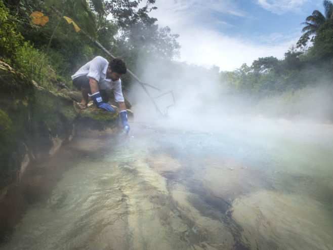 Andreas Ruzo istražuje ključalu rijeku (Foto: Devlin Gandy) - 