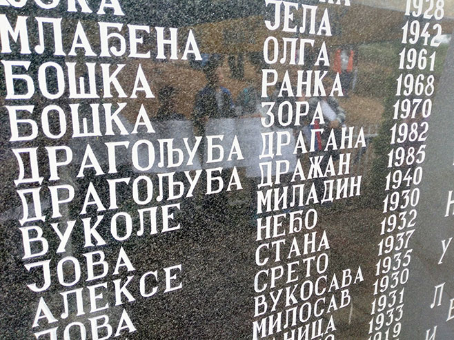 Фоча: Исписана имена на спомен плочи - Фото: СРНА