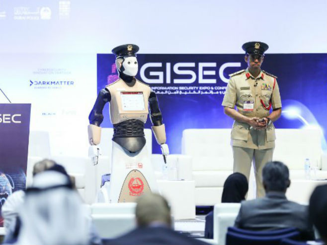 Дубаи-први робот полицајац (Фото:Twitter) - 