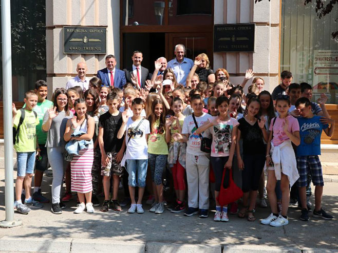 Требиње: Пријем за наставнике и дјецу са Косова - Фото: СРНА