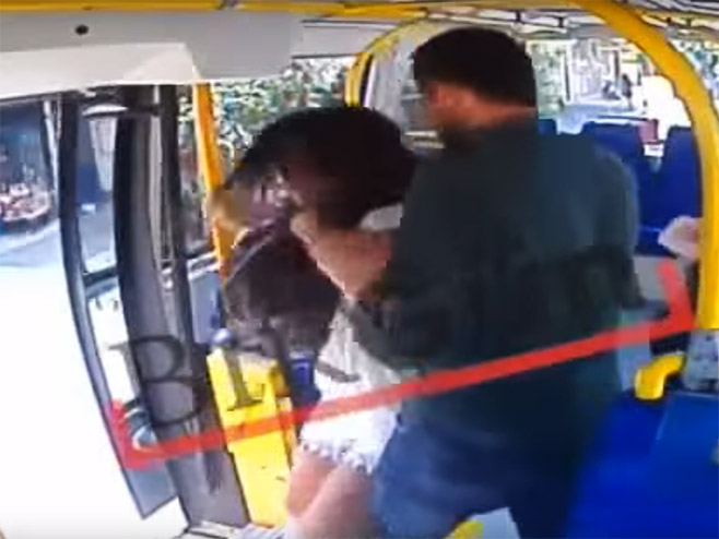 Ударио жену у аутобусу (Фото: YouTube / Screenshot) - 