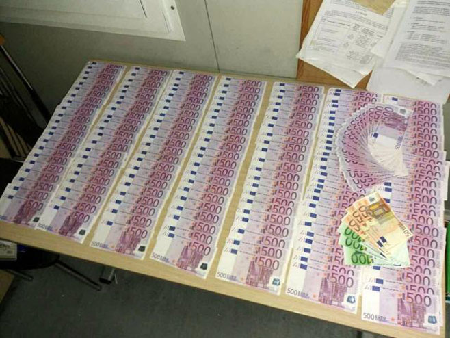 Београђанин у чарапу сакрио 125 хиљада евра  (Фото:B92/Uprava carina) - 