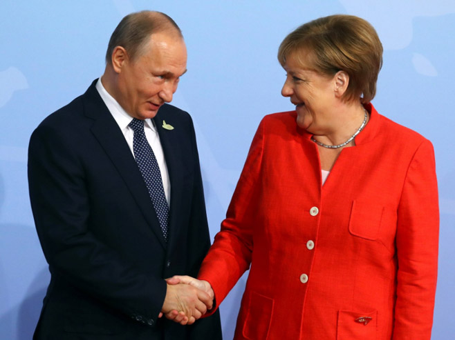 Владимир Путин и Ангела Меркел (Фото: Twitter/@sputnik_TR) - 