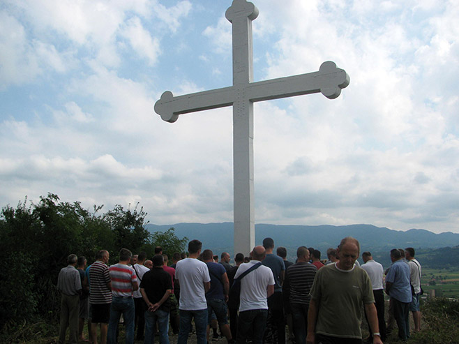 Зворник - освештан Спомен-крст на брду Врањача - Фото: СРНА