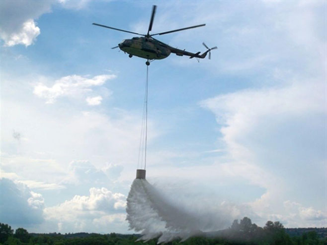 Helikopter OS BiH gasi požar - Foto: SRNA