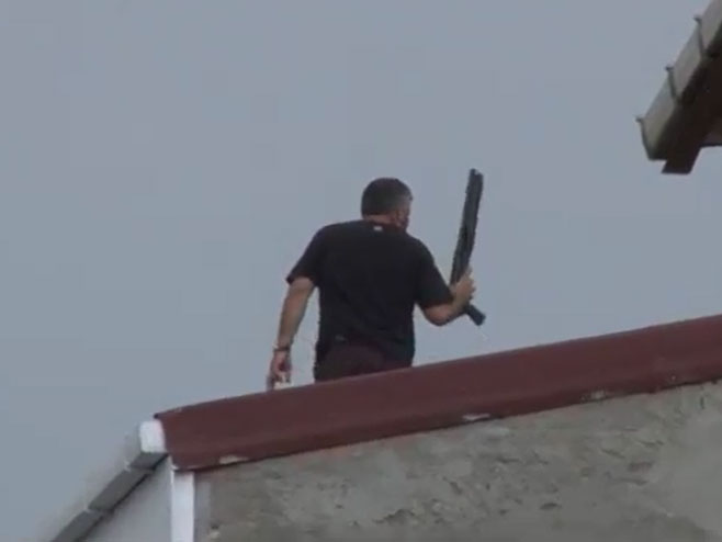 Истанбул - мушкарац пуцао са крова куће - Фото: Screenshot/YouTube