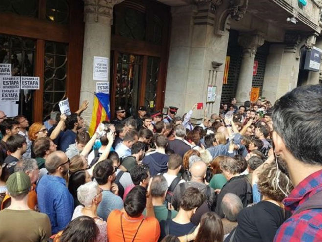Демонстранати испред зграде одјељења за економију у Барселони (Фото: RICARD FADRIQUE) - 