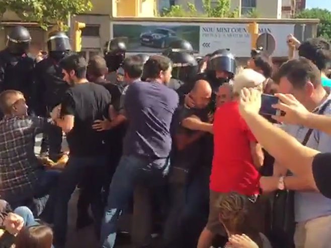 Каталонија- сукоб полиције и демонстраната (фото:La Vanguardia / YouTube) - 